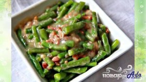 Признанный рецепт Рецепт приготовления вареной зеленой фасоли с жареным беконом, красным луком и кур