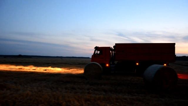 Техника ООО "Горзем" на уборке зерновых до позднего вечера смотреть онлайн