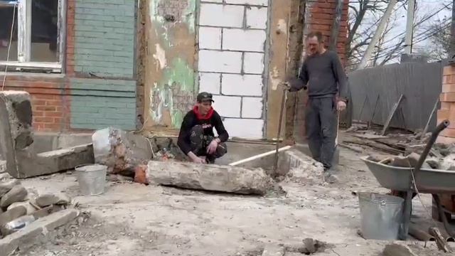 Ейск ! Ветреный день , сегодня на доме работает одна молодёжь , вот это фундамент и всё остальное ! смотреть онлайн