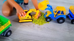 Трактор работает на ферме. Видео для детей про Трактор синий