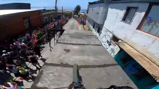 Crazy urban downhill! | Сумасшедший даунхилл в городе! смотреть онлайн