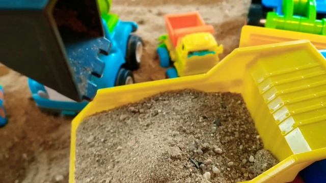 Приехала строительная техника и началась стройка.