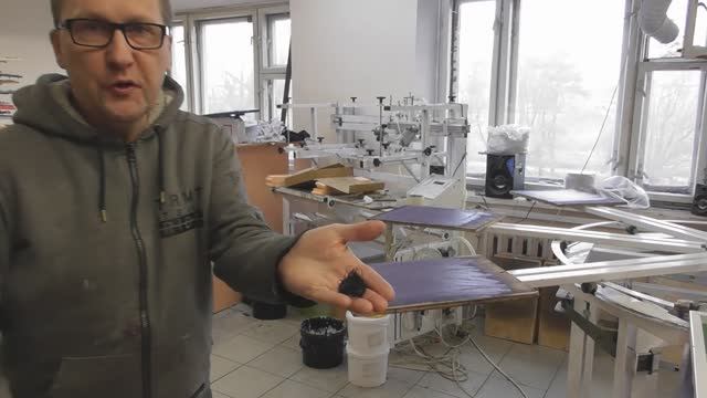 Убираем нитки на столах. Будни шелкографии. смотреть онлайн