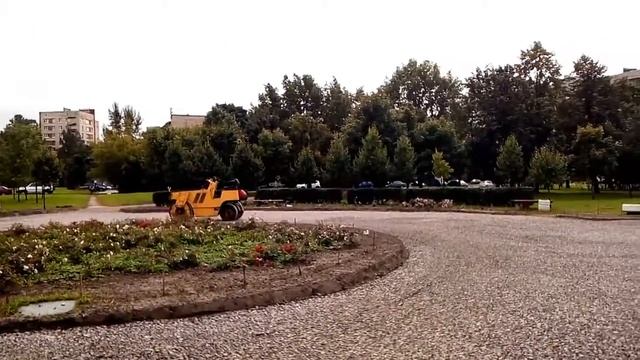 Каток сам ровняет тротуар без водилы!!!! смотреть онлайн