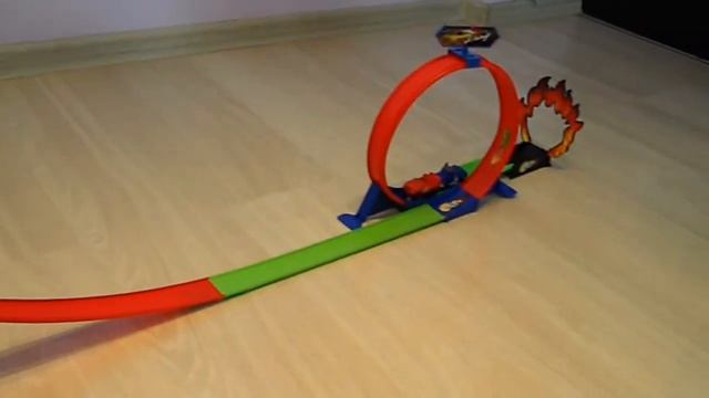 Вспыш и Крушила - Трюкомания. Видео про машинки для мальчиков.Хот Вилс распаковка машинок Hot Wheel смотреть онлайн