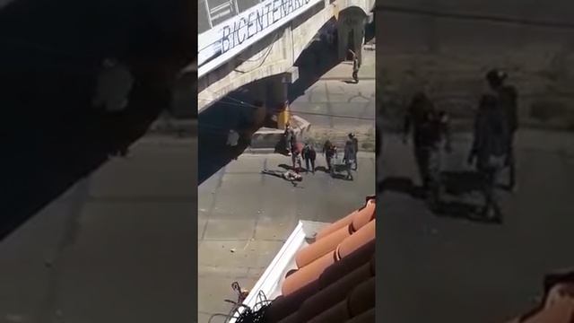 Joven es brutalmente golpeado por militantes del MAS en la ciudad de Cochabamba смотреть онлайн