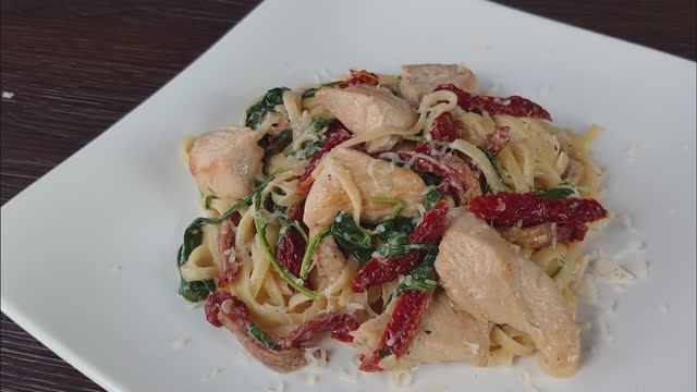 Куриная паста со шпинатом — вкусно и сытно! 🍝✨ смотреть онлайн