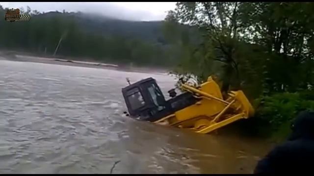 ТРАКТОРИСТ от Бога 80 уровень Трактор преодолевает водную преграду Tractor Stuck In Mud