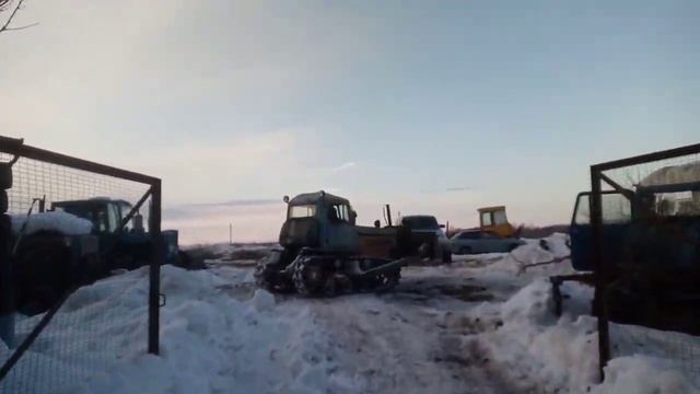 Работа с лопатой. Бульдозер ДТ-75 "Казахстан". смотреть онлайн