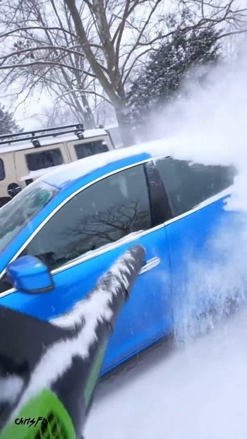 How to Remove Snow WITHOUT Scratching your Car #Shorts смотреть онлайн