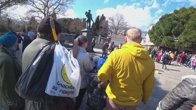 Парень классно танцует на набережной Ялты смотреть онлайн