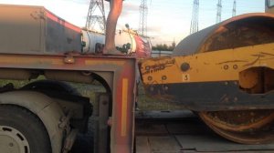 Каток заезжает на трал