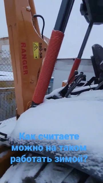 Экскаватор-погрузчик CASE с открытой кабиной. Леьний вариант