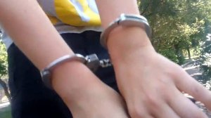 Закрыли пацана в наручники