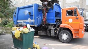 Мусоровоз МК-4555-06 на шасси КамАЗ-53605-A5 (В 355 ОМ 122). Работа. / Kamaz garbage truck.