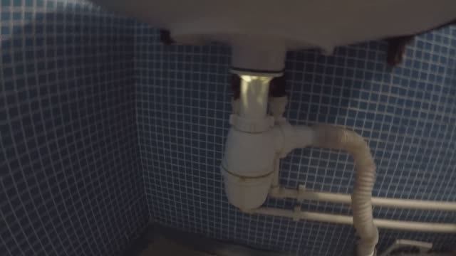 Как снять старый сифон с раковины, мойки если не выкрутить болт. смотреть онлайн