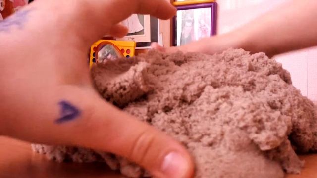 Ищем игрушки в кинетическом песке™