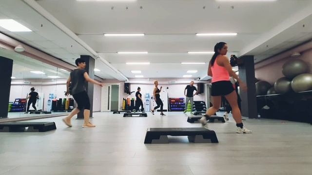 СТЕП АЭРОБИКА ЦЕЛАЯ ТРЕНИРОВКА / STEP AEROBICS 04.07.2022гг смотреть онлайн