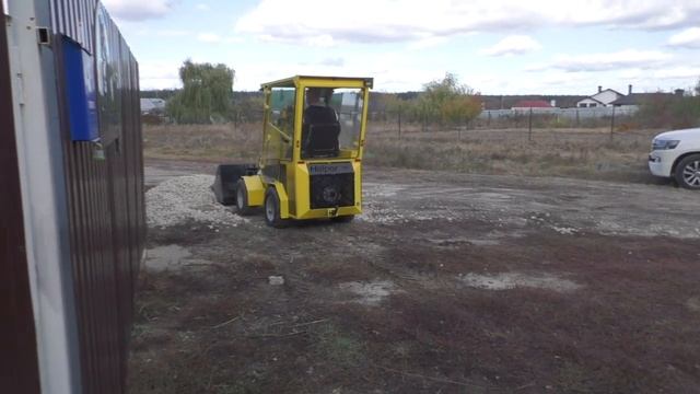 Helper 500 в деле! Продуктивно, мощно и быстро справляется с задачей по отсыпке территории щебнем. смотреть онлайн