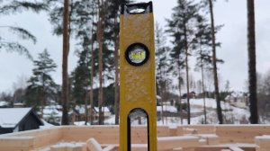 Как правильно держать уровень, при строительстве дома из бруса.