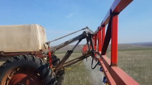 Работа подвески крыла опрыскивателя.