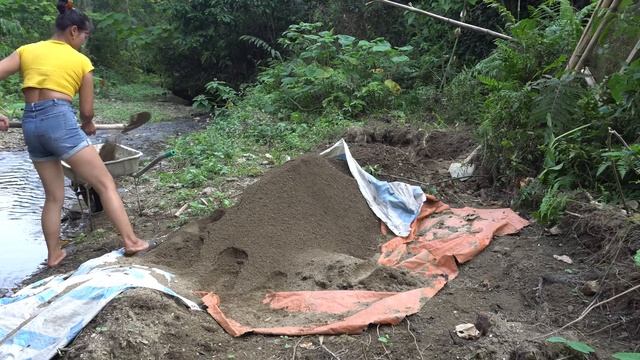 Transport Sand and Mix with Cement To Make Concrete Kitchen - Build Log Cabin - Green Farm Life смотреть онлайн