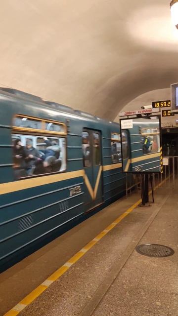 "Зажало в дверях" Номерной отправляется со станции Технологический институт #поезда #спб #метро смотреть онлайн