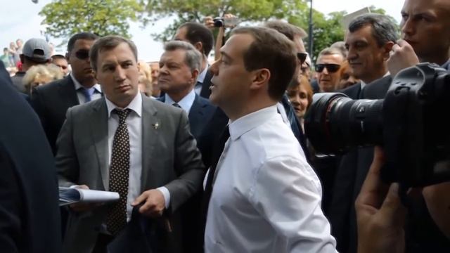 Медведев сказал ДЕНЕГ НЕТ НО ВЫ ДЕРЖИТЕСЬ ВСЕГО ДОБРОГО смотреть онлайн