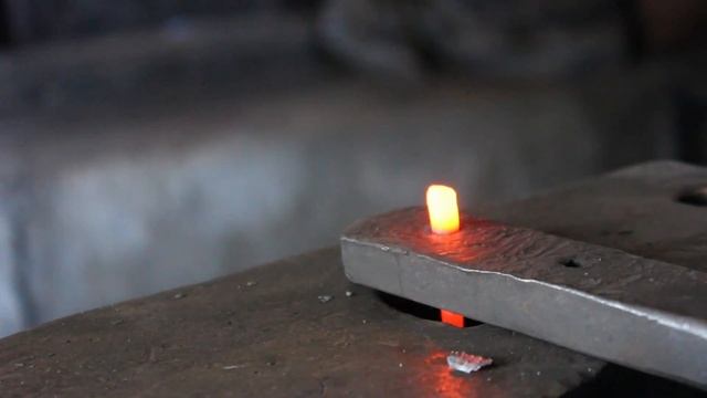 Blacksmithing : Forging a Nail смотреть онлайн