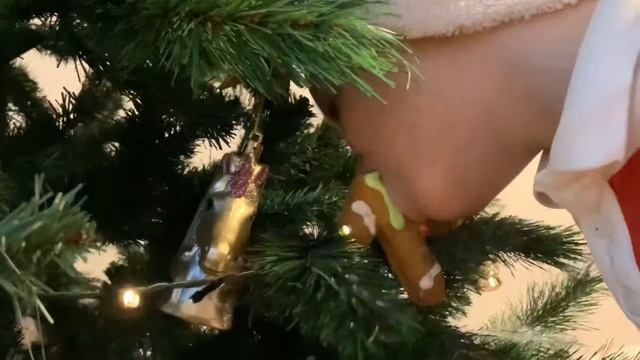 Новогодний челлендж 🎄 Съешь прямо с ёлки пряничного человечка ☃️🎅🏻 #челлендж #детскийканал