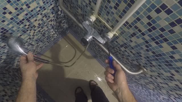 Слабый напор из лейки душа. Устраняем. смотреть онлайн
