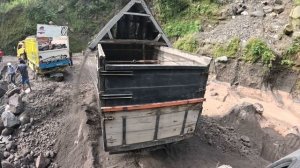 Строительство, шахтёры копают песок