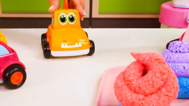 Веселые видео для детей. Кто найдёт сюрприз от Грузовичка Левы? Давай почитаем с Капуки Кануки смотреть онлайн