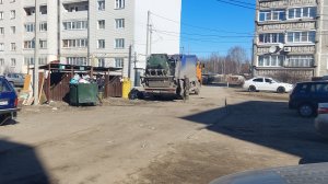 Мусоровоз в работе