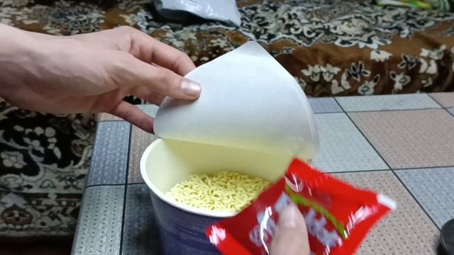 обзор лапши SAMYANG HOT CHICKEN FLAVOR RAMEN STEW (BIG BOWL) / Лапша со вкусом острой тушёной куриц смотреть онлайн