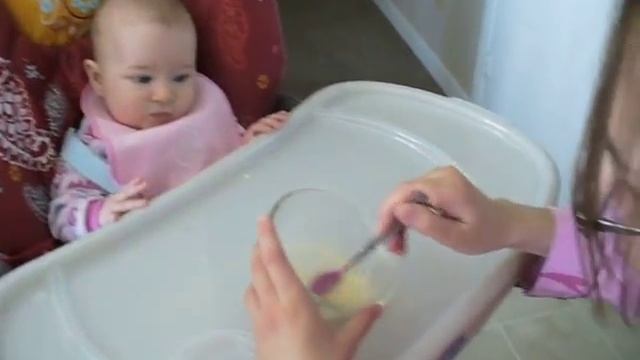 Rose, 4 mois, mange pour la première fois смотреть онлайн