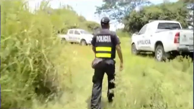 Dos hombres abandonaron carro con al menos 300 kg de cocaína en Puntarenas смотреть онлайн