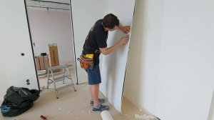 Как я клею обои на двери скрытого монтажа.