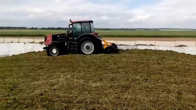 Трамбовка силосной массы в траншее смотреть онлайн