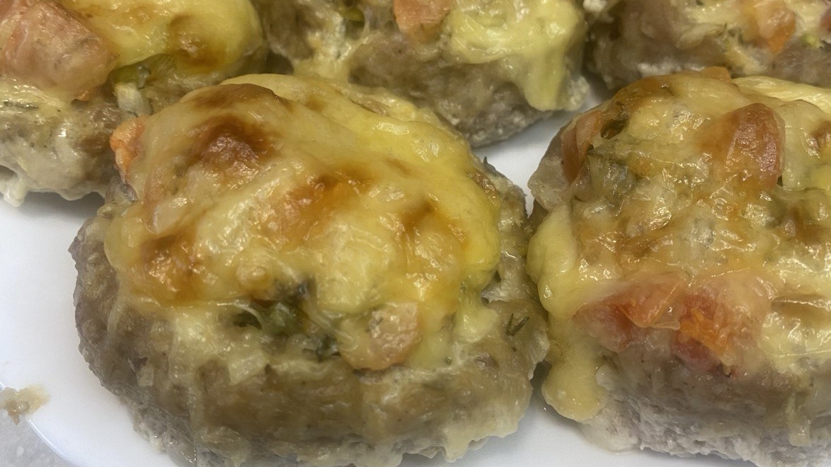 Мясные Ватрушки с Помидорами.Салат из морской капусты.Идея для ужина. смотреть онлайн