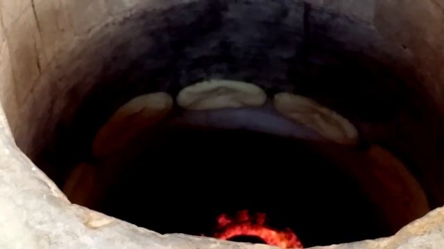 Так выпекают грузинский хлеб в Тоне, Тбилиси.