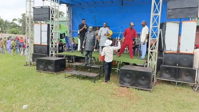 APC rally in Uromi with Senator Okpebholo. Decampees were received into the APC family. смотреть онлайн