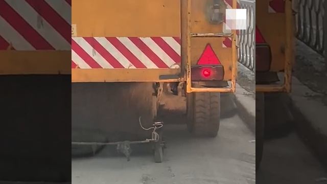 В Екатеринбурге рабочие убирают пыль с дороги обратно на дорогу | E1.RU смотреть онлайн