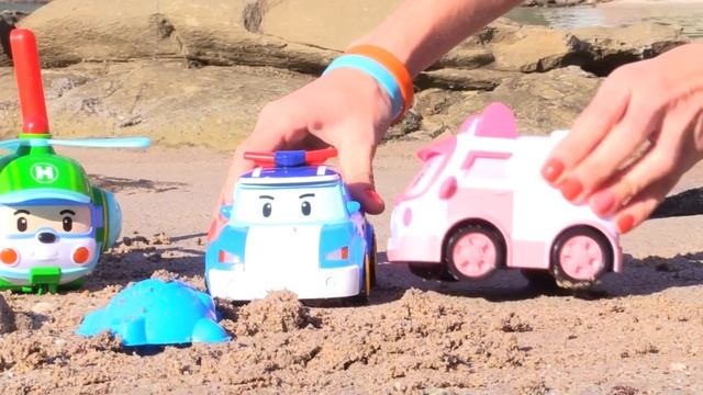 Робокар Поли - игрушечные машинки на пляже - видео для детей смотреть онлайн