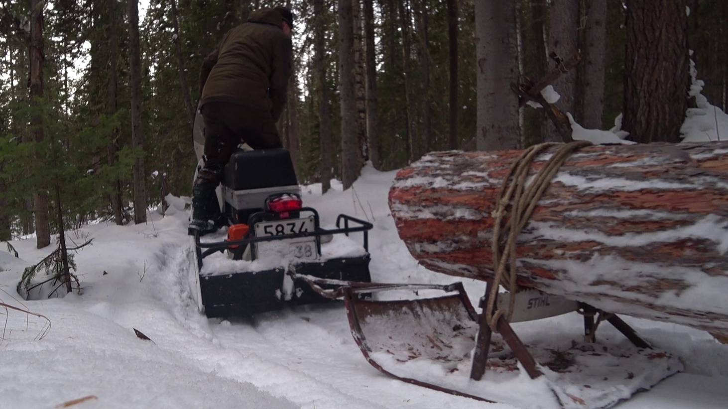 ХОЗРАБОТЫ НА ЗИМОВЬЕ. СНЕГ С КРЫШИ И ПОПЫТКА ПРИВЕЗТИ ДРОВА. смотреть онлайн
