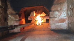 Стряпаю в русской печи,на улице дождь.