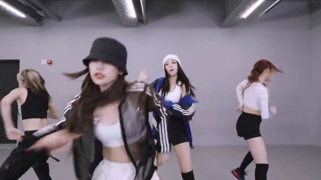 Itzy - 'LOCO' dance practice смотреть онлайн