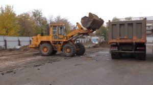 Фронтальный погрузчик в действии