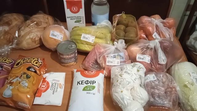 Цены на продукты в Украине. Дети пробуют грейпфрут .