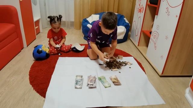 Богдан разбивает копилку